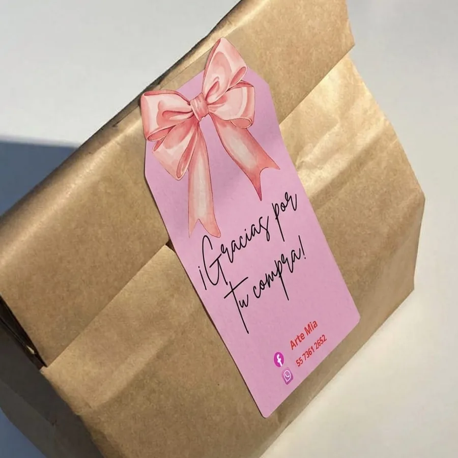 Gift tag troquelado a la forma, impreso por Artemia, en una bolsa de regalo